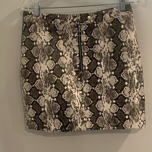Raffi Gray Black Faux Snake Lined Mini Skirt Night Out